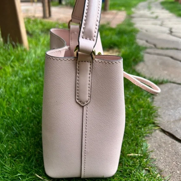 Michael Kors Cream Suri Saffaino Crossbody Bag EUC - Picture 11 of 13